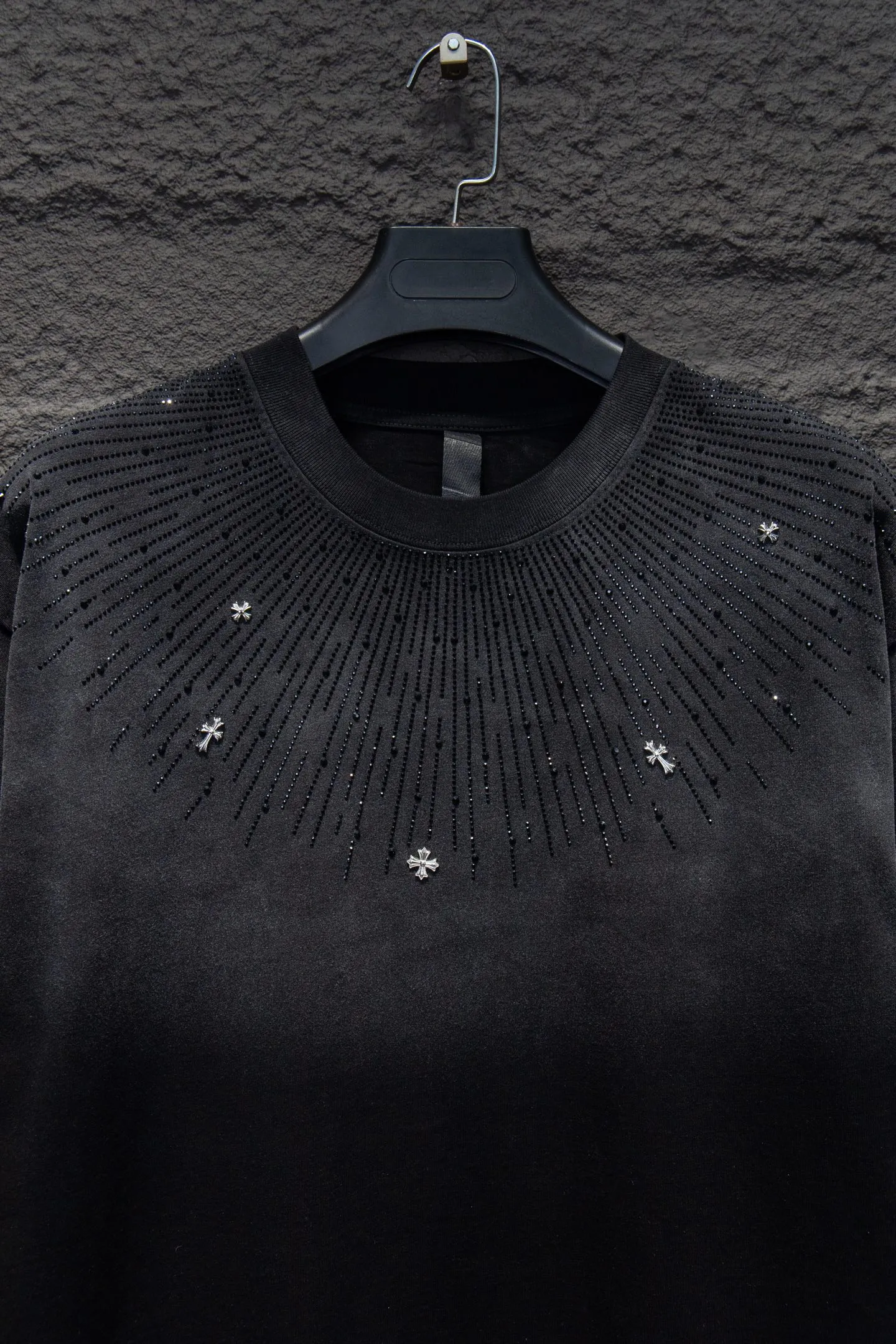 🅿️200 Style No.: 7252# Chrome hearts washed sandblasted rhinestone short sleeves • 25ss ⚠YB custom-woven and dyed fabric, color rhinestones, pattern The fabric is woven by imported machines, the uniqueness of the cloth texture creates a perfect garment effect. The fabric is made of 260g net cloth with 320g 1*1 rib, 4-color environmentally friendly dyed fabric, and the threads are in the same cylinder with no color difference.  Garment dyeing, garment washing and snow-frying process, and partial sandblasting to make it look old and white. Hat, collar, pockets, cuffs, front and rear threads, the details are clearly visible. Double yarn combed pure cotton high-end dust-free fabric, 32-pin high-end textile thread 70D ultra-fine elastic stitching, nearly invisible threading, close-fitting and comfortable. The white gray fabric is dyed, washed and sanded to make it old, showing the grayish blue light effect of the original black. Thousands of Austrian rhinestones are specially ordered to have the bling of natural crystals under the light. Bling effect, multi-section reflective points, extremely high production cost, laser molding includes computer engraving machine and laser machine It is accurate in granules. Finally, it is ironed at high temperature to finalize the shape. After ironing, you need to repeatedly test the firmness on the ironing pattern. It can show colorful reflections under the light. The collar webbing extends to the shoulder for reinforcement, and the stitches are knocked down at the connection. The hem and The cuffs are all made of 0.2mm needle-pitch double-thread turning. They are carefully produced at high cost. The weight of the entire garment reaches more than 1 kilogram. The attitude of making goods with a magnifying glass restores the quality and effect of the product. A full set of customized accessories only presents every detail to customers. The body of the garment is made of hardware and rhinestones, which greatly increases the interest of the garment and creates a unique visual effect. The special washing effect creates a unique aged effect.  The Paris short-sleeve must be the first short-sleeved piece in spring and summer that blurs the boundaries of unisex style. It has a classic dropped shoulder, oversize version, and a loose and casual upper body.  Color: Washed Black White Size: S M L XL